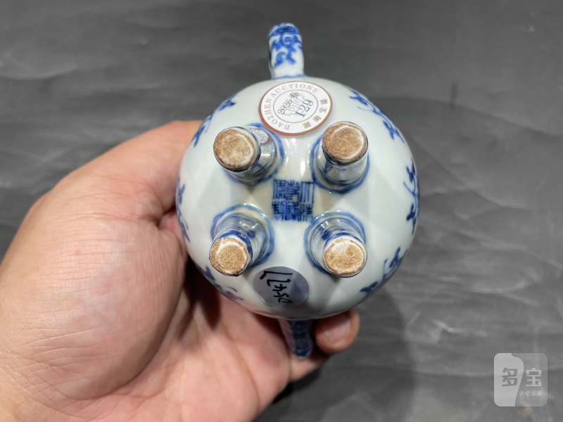 清中晚期 青花缠枝花卉八宝纹香壶（带木盖，木座） - 图7